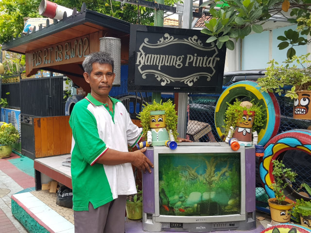 Aseyan, Ketua RT 3 Tembok Gede Gang III Surabaya. Foto-foto : Windy Goestiana/Basra