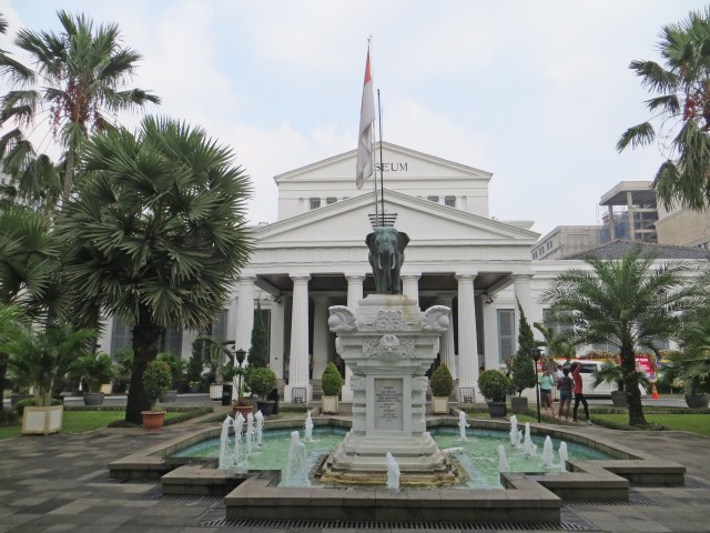 Patung Gajah berbahan perunggu pemberian atau hadiah dari Raja Chulalongkorn (Rama V) dari Thailand saat berkunjung ke museum ini tahun 1871. Foto: Shutterstock
