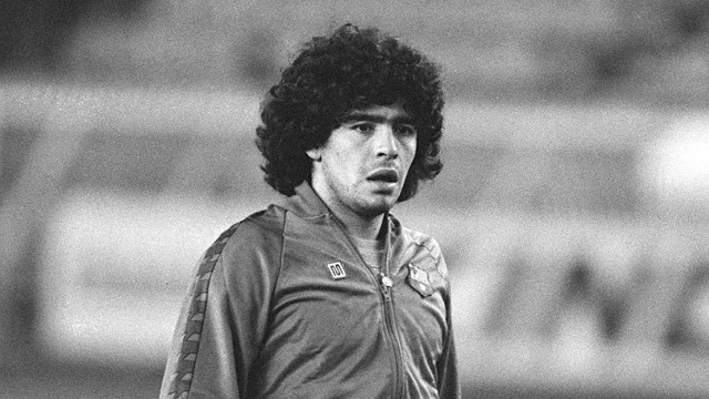 Diego Maradona saat berkostum FC Barcelona. Foto: AFP/JOEL ROBINE