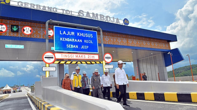 Presiden Joko Widodo meresmikan ruas tol Balikpapan-Samarinda (Balsam) seksi Samboja-Samarinda  di Kalimantan Timur, Selasa (17/12). Foto: Dok. Agus Suparto 