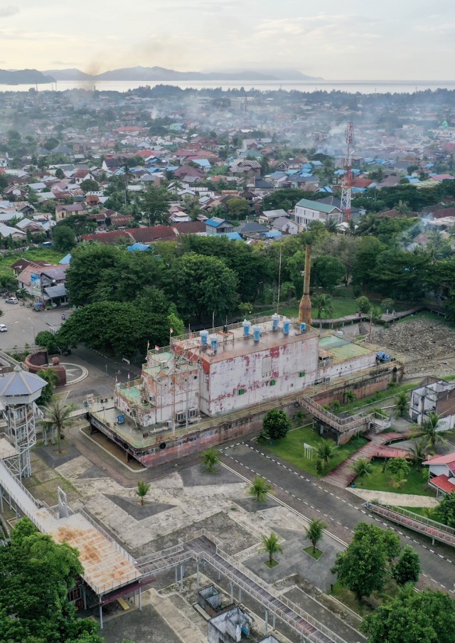 Kapal PLTD Apung yang kini berdiri kokoh di tengah permukiman warga. Foto: Abdul Hadi/acehkini