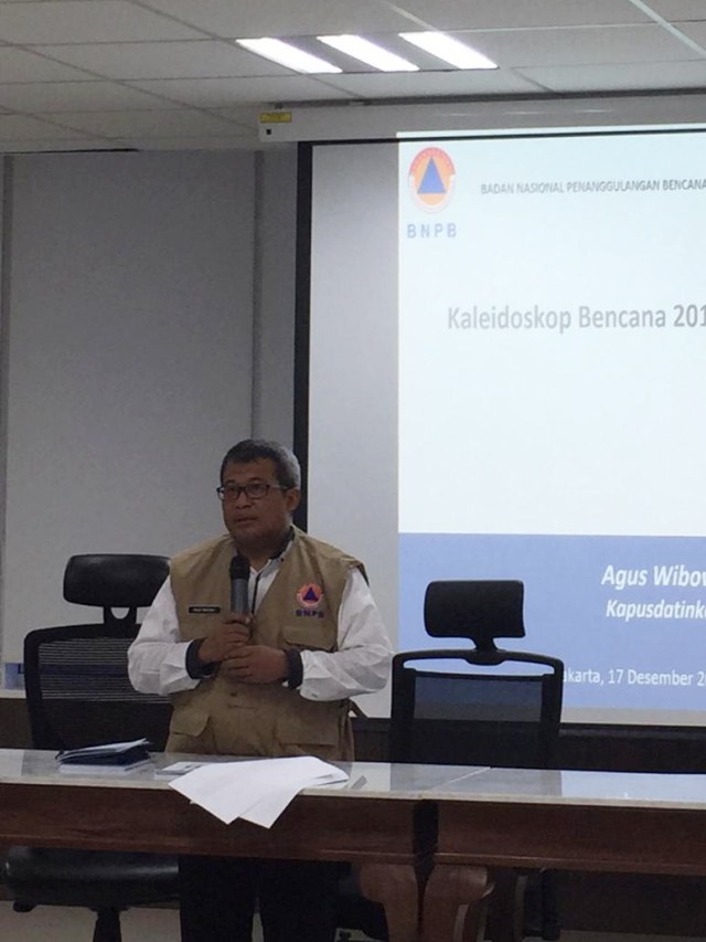 Kapusdatinmas BNPB, Agus Wibowo, menyampaikan kaleidoskop bencana 2019. Foto: Muhammad Darisman/kumparan 