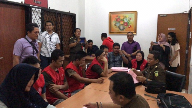 Aulia Kesuma, istri pembakar suami dan anak di Sukabumi dilimpakan ke Kejaksaan. Foto: Dok. Istimewa