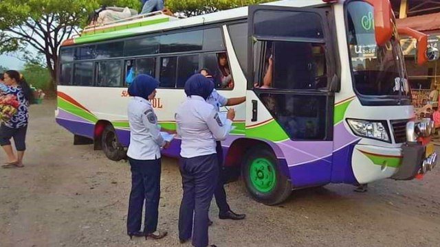 Dinas Perhubungan (Dishub) Kota Gorontalo, saat melakukan pemeriksaan kendaraan. Selasa, (17/12) Foto : Dok  Banthayo.id (Rahmat Ali)