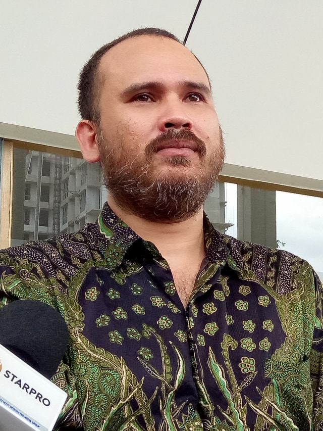 Arya Satria Claproth suami Karen Pooroe, ditemui di Pengadilan Negeri Jakarta Selatan, Selasa (17/12).
 Foto: D.N Mustika Sari/kumparan 