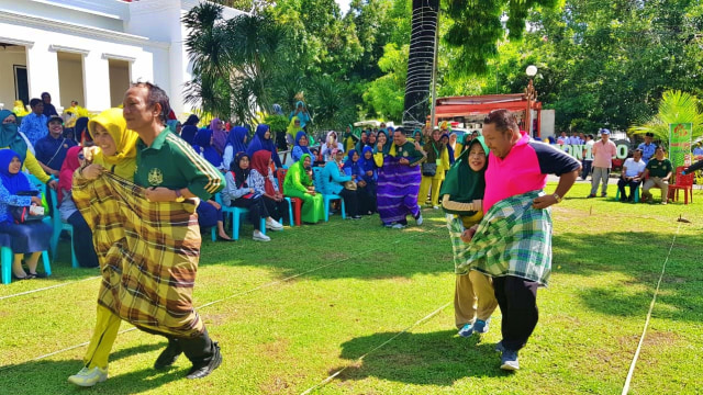 Lomba balap sarung warnai Peringatan Hari Ibu di Gorontalo. (17/12). Foto : Dok Banthayo.id (Burdu)