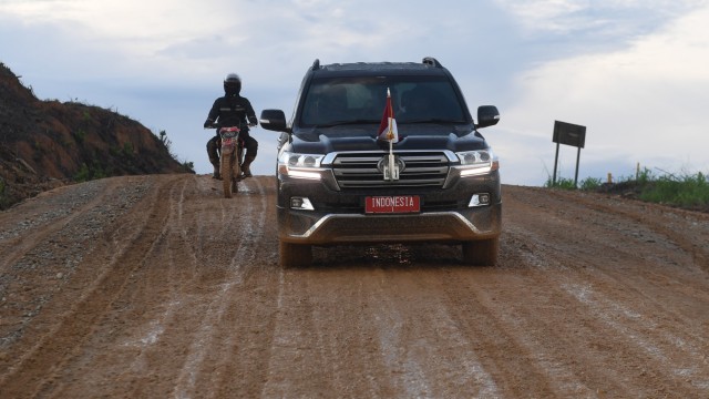 Mobil yang membawa Presiden Joko Widodo melewati jalan berlumpur saat meninjau lokasi rencana ibu kota baru di Sepaku, Penajam Paser Utara, Kalimantan Timur. Foto: ANTARA FOTO/Akbar Nugroho Gumay