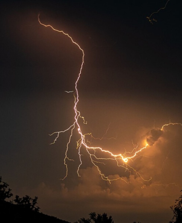 Ilustrasi petir. Foto: pixabaya/chrischanfilm