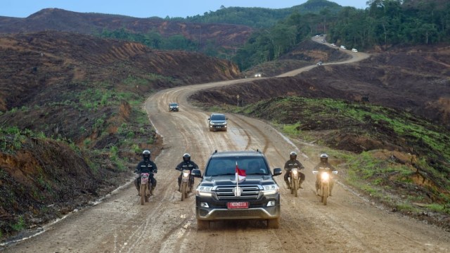 Mobil yang membawa Presiden Joko Widodo melewati jalan berlumpur saat meninjau lokasi rencana ibu kota baru di Sepaku, Penajam Paser Utara, Kalimantan Timur. Foto: Dok. Biro Pers Sekretariat Presiden