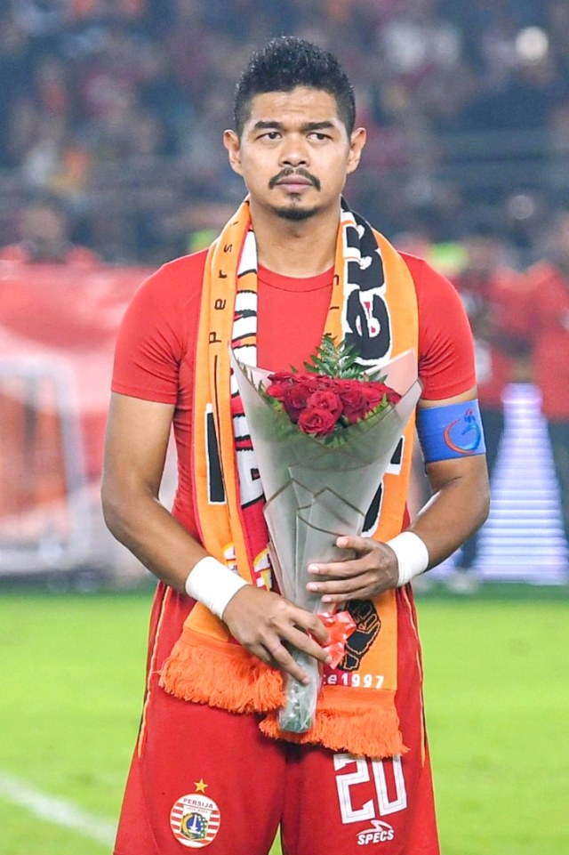 Pesepak bola Persija Jakarta Bambang Pamungkas membawa bunga usai melawan Persebaya Surabaya dalam lanjutan Liga 1 di Stadion Utama Gelora Bung Karno, Jakarta. Foto: ANTARA FOTO/M Risyal Hidayat