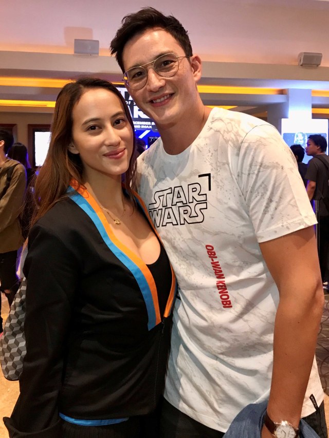 Mike Lewis dan Janisaa Pradja di Kelapa Gading XXI, Jakarta Utara, Selasa (17/12). Foto: Regina Kunthi Rosary/kumparan