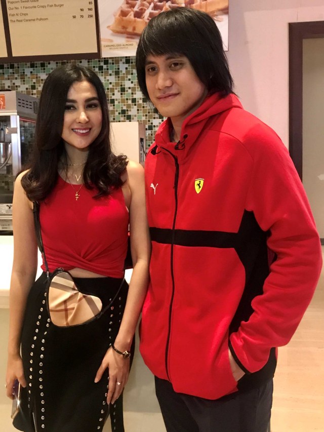 Kevin Aprilio dan Vicy Melanie di Kelapa Gading XXI, Jakarta Utara, Selasa (17/12).  Foto: Regina Kunthi Rosary/kumparan