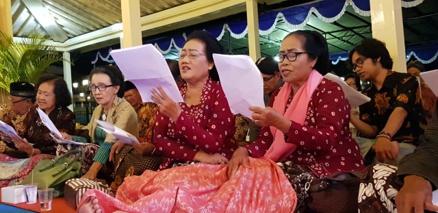Warga Yogyakarta ikut nembang macapat di Pendapa Wiyata Praja Kompleks Kepatihan. foto: adn