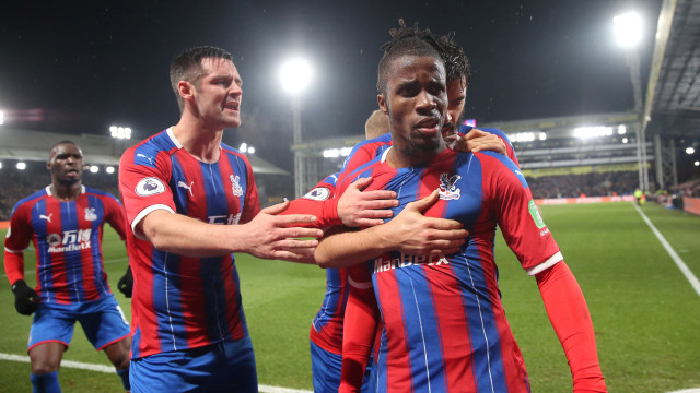 Wilfried Zaha mencetak gol ke gawang Brighton. Foto: REUTERS/David Klein