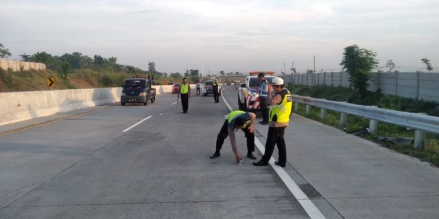 Petugas melakukan olah TKP di lokasi kecelakaan KH Hilman Wajdi