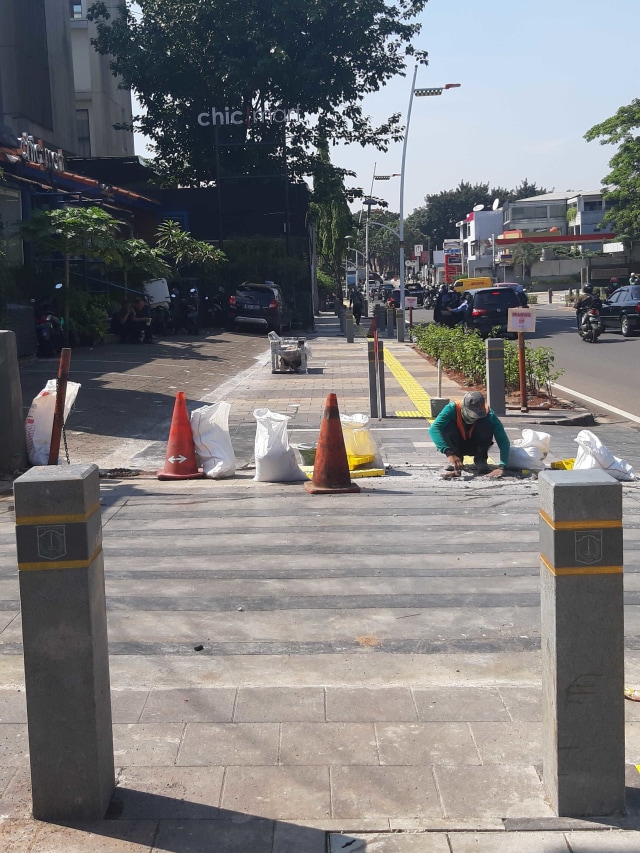 Pekerja sedang melakukan finishing trotoar kemang. Foto: Ulfa Rahayu/kumparan