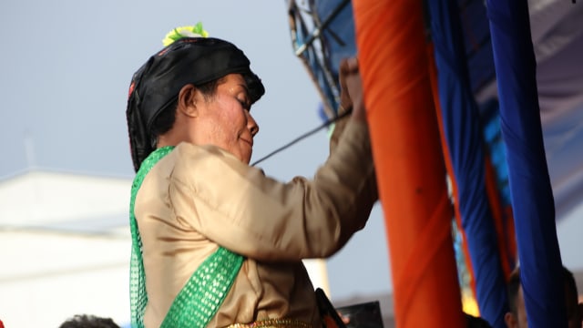 Atraksi tarian Maggiri di Festival Maradika Mamuju 2019. 