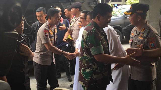 Kapolri dan Panglima TNI kunjungi Gereja Santa Maria Tak Bercela di Jalan Ngagel usai upacara pengarahan TNI/Polri di Kodan Brawijya. Foto: Yuana Fatwalloh/kumparan