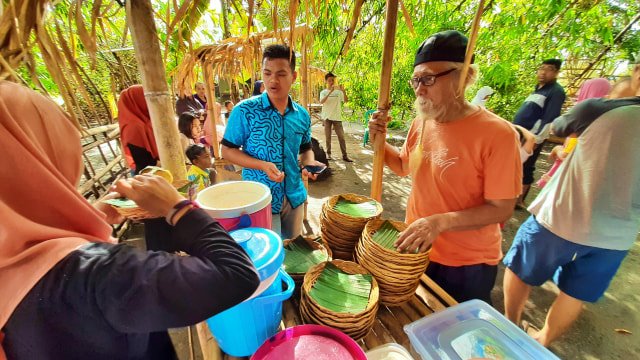 Aktivitas di pasar seni Desa Huntu, Kecamatan Tapa, Kabupaten Bone Bolango, Gorontalo, Rabu, (18/12). Foto: Dok Banthayo.id (Wawan Akuba)