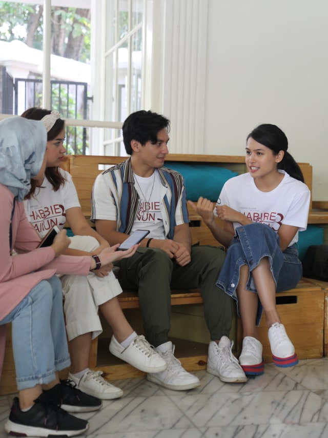 Para pemain film Habibie & Ainun 3 saat berkunjung ke kantor kumparan, Jakarta Selatan, Rabu (18/12). Foto: Melly Meiliani/kumparan