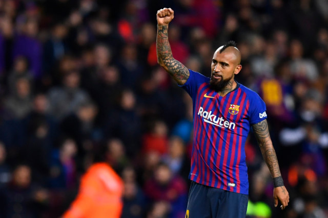 Arturo Vidal merayakan gol di debut El Clasico tahun 2018. Foto: AFP/Gabriel Bouys