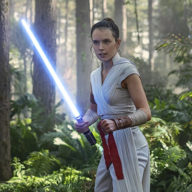 Rey memegang lightsaber di 'Star Wars: The Rise of Skywalker' Foto: Star Wars