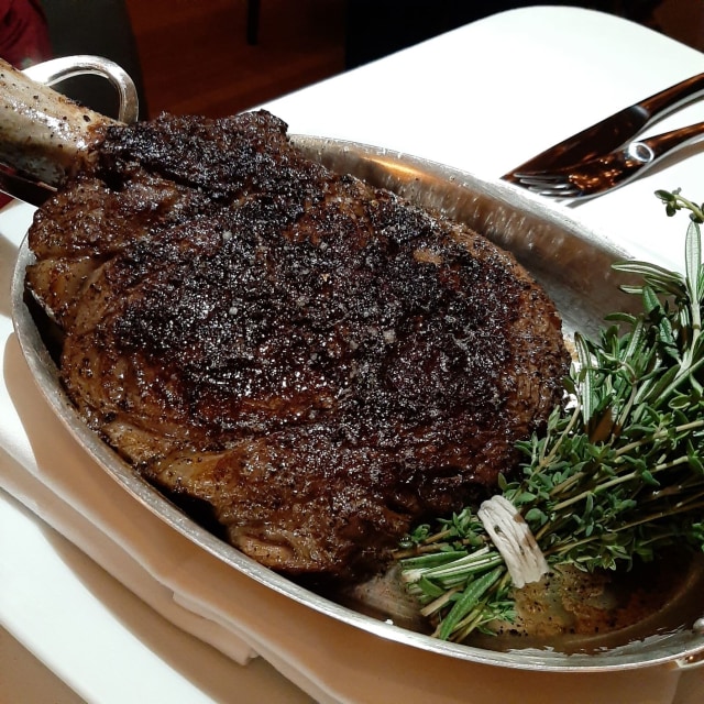 Daging steak satu kilogram di Spago Singapura Foto: Azalia Amadea/Kumparan