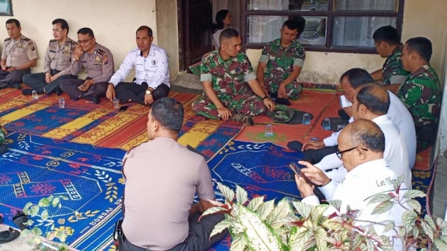  Suasana haru di rumah duka Lettu (inf) Zuhri Sidabutar, di Kabupaten Dairi, Sumut, Rabu (18/12). Foto: Dok. Polres Dairi