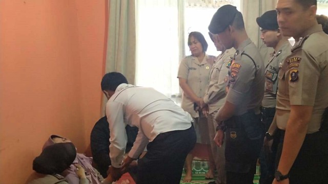  Suasana duka di rumah orang tuaLettu (inf) Zuhri Sidabutar, di Kabupaten Dairi, Sumut, Rabu (18/12). Foto: Dok. Polres Dairi
