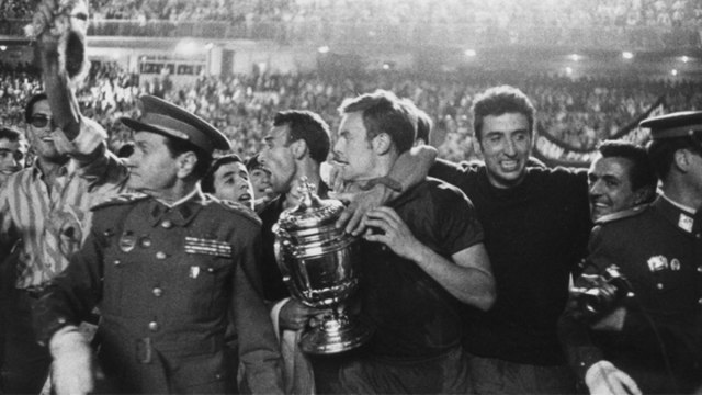 Barcelona meraih trofi Copa del Generalisimo usai menundukkan Real Madrid di El Clasico 1968. Foto: Dok. Sport