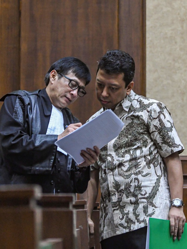 Terdakwa kasus suap jual beli jabatan di lingkungan Kementerian Agama Muhammad Romahurmuziy (kanan)  di Pengadilan Tipikor, Jakarta, Rabu (18/12). Foto: ANTARA FOTO/Muhammad Adimaja