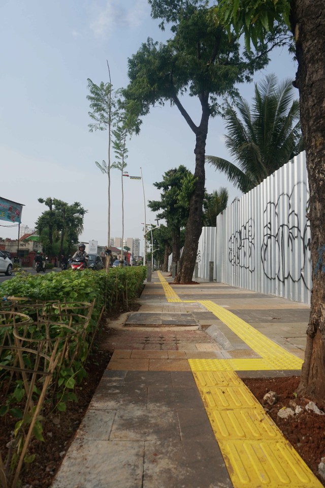 Suasana trotoar di kawasan Kemang, Jakarta Selatan.  Foto: Irfan Adi Saputra/kumparan