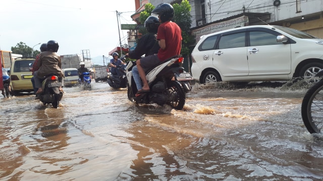 Banjir mulai menggenangi kawasan Bandung Selatan. (Foto: Assyifa)