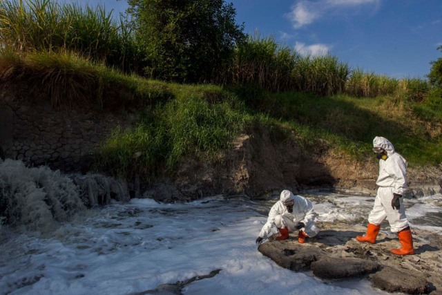 Pencemaran sungai Brantas di Jawa Timur. Foto: Dok. Ecoton
