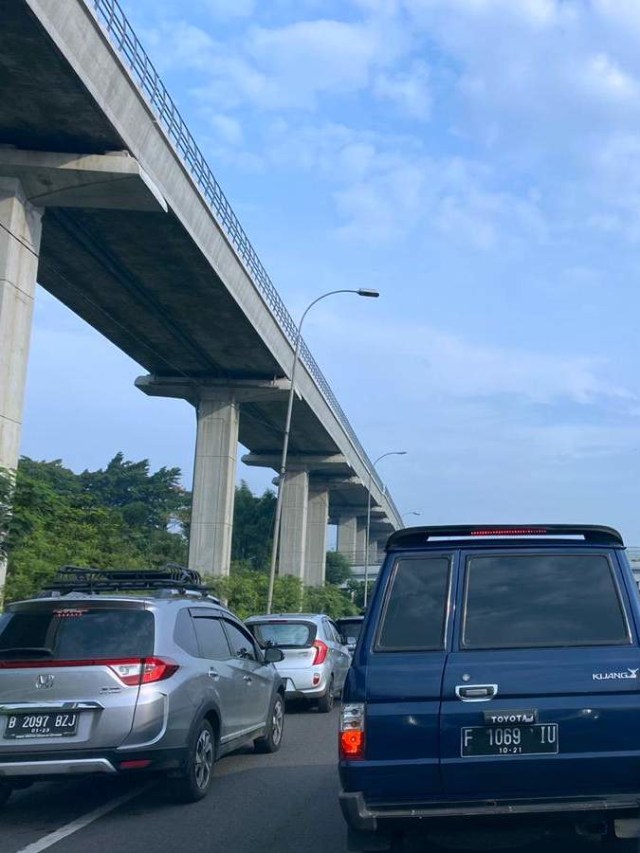 Kemacetan di pintu Tol Cibubur yang disebabkan kecelakaan truk kontainer menabrak trailer di Tol Jagorawi, Kamis (19/12) Foto: Andrias Ekoyuono/kumparan