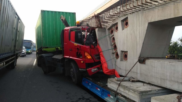 Kecelakaan di ruas Tol Jagorawi KM 11+700 arah Jakarta, Kamis (19/12). Foto: Tiwitter / @TMCPoldaMetro