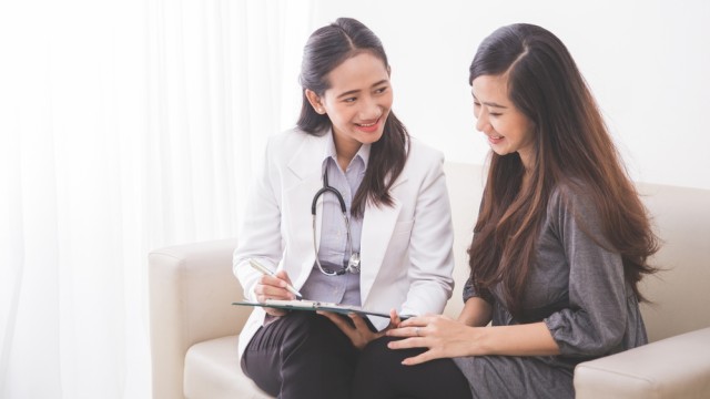 Ilustrasi ibu menyusui bersama konsultan laktasi. Foto: Shutter Stock