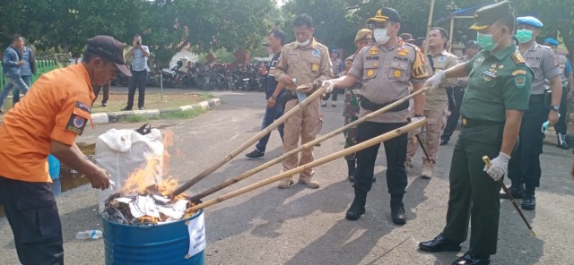Polres Cirebon Kota musnahkan miras, obat-obatan terlarang, dan narkoba hasil razia di sejumlah titik di Kota Cirebon. (Juan)