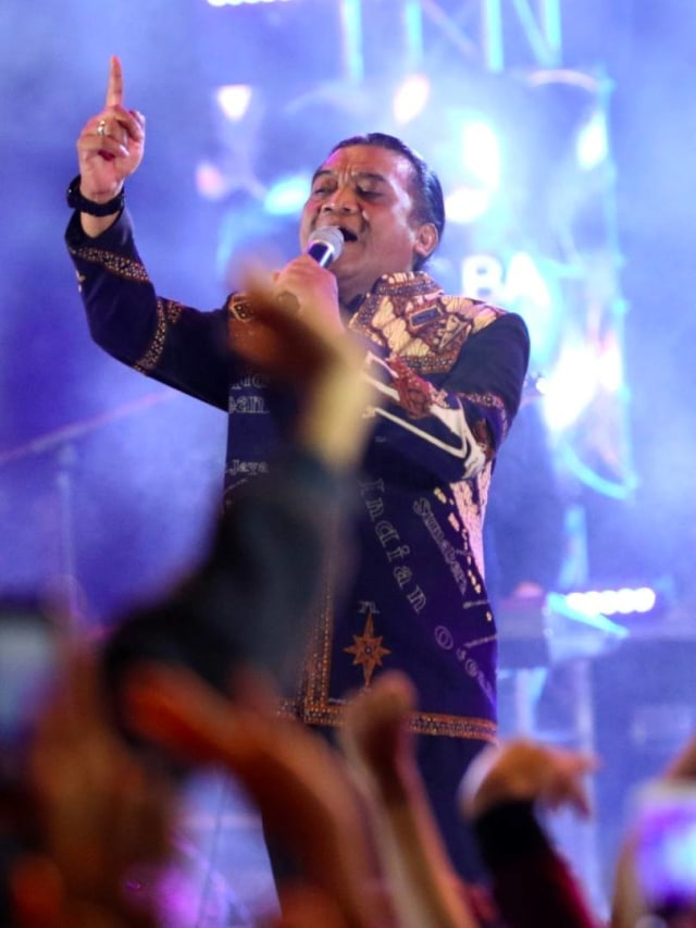 Penyanyi Didi Kempot menyanyikan lagu ciptaannya untuk menghibur 'sobat ambyar' di Hari Jadi Banyuwangi ke-248, Rabu (18/12) malam. Foto: ANTARA FOTO/Budi Candra Setya