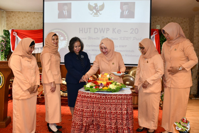 Pengurus DWP KBRI Praha bersama Duta Besar RI Praha pada Peringatan HUT DWP ke-20 Tahun 2019 (Foto Dok. KBRI Praha)