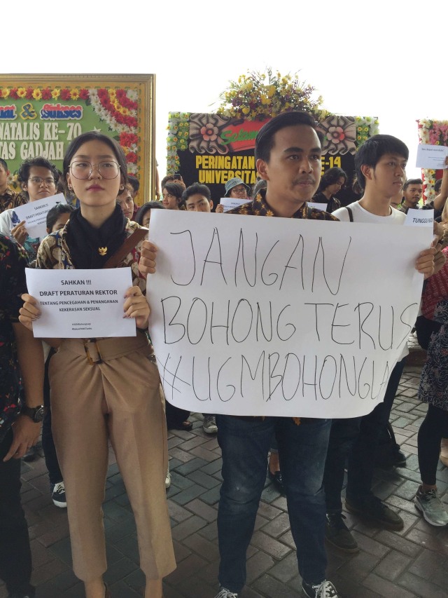 Mahasiswa UGM berdemo tuntut disahkan peraturan Rektor tentang Pencegahan dan Penanganan Pelecehan Seksual, Kamis (19/12). Foto: Arfiansyah Panji Purnandaru/kumparan