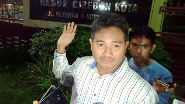 Kuasa hukum korban dugaan penyekapan dan penganiayaan oleh sejumlah anggota Bareskrim Polri, Martono Maulana seusai membuat laporan perkara di Polres Cirebon Kota, Rabu malam (18/12/2019). (Juan)