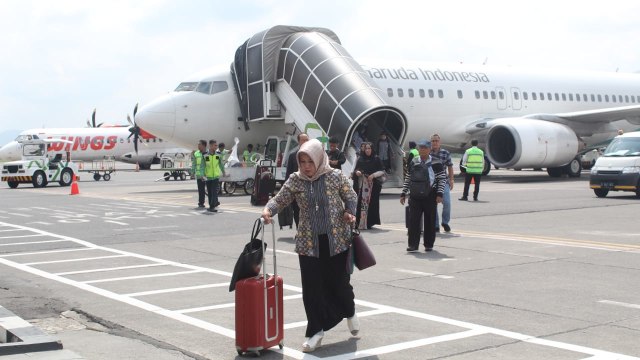 Salah seorang penumpang baru saja mendarat dan hendak memasuki Bandara Adisutjipto, Kamis (19/12/2019). Foto: Birgita.