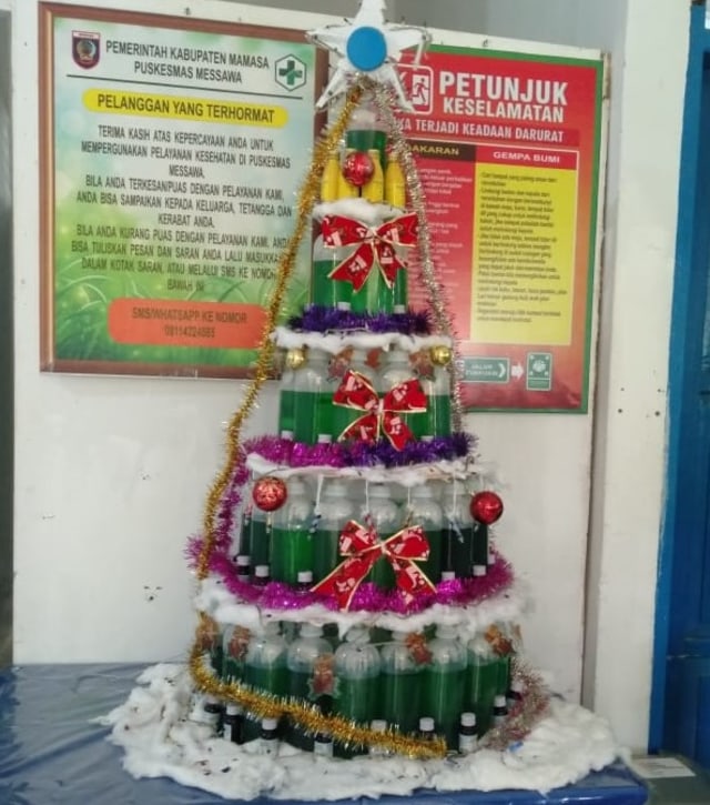 Kreasi replika pohon Natal dari botol infus bekas yang sudah disterilkan. Foto: Frendy/sulbarkini