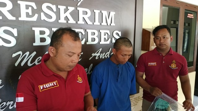 Tasmo, 23 tahun, seorang pemuda asal Desa Igirklanceng, Kecamatan Sirampog, Kabupaten Brebes, ditangkap karena nekat menyetubuhi anak di bawah umur. (Foto: Fajar Eko)