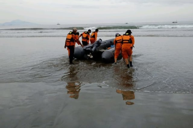 Personel Basarnas Lampung saat melakukan pencarian korban tenggelam di Pantai Ketang, Kabupeten Lampung Selatan, Kamis (19/12) | Foto: Humas Basarnas Lampung