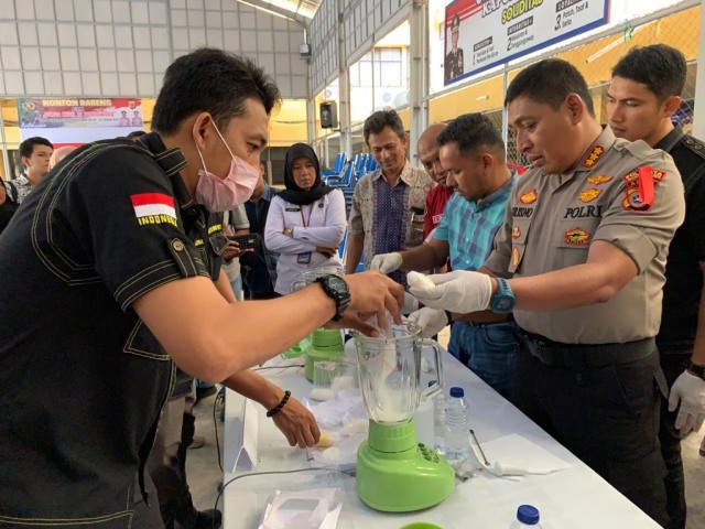 Pemusnahan barang bukti narkotika jenis sabu di Mapolresta Banda Aceh dengan cara diblender, Kamis (19/12) sore. Foto: Dok. Polresta Banda Aceh