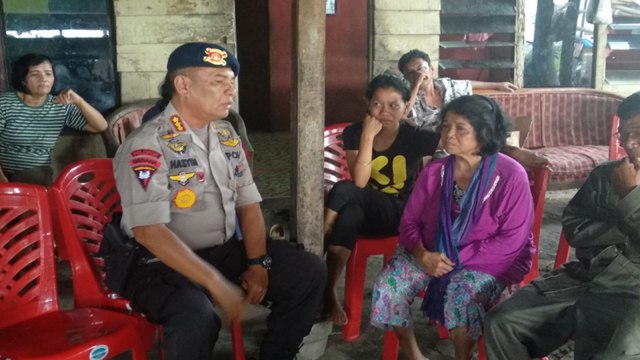 KOMANDAN Satuan Brigade Mobil (Dansat Brimob) Polda Riau, Kombes Pol Abdul Hasyim di rumah orangtua Brigadir Hendra Saut Parulian Sibarani, Kamis, 19 Desember 2019, di Pekanbaru. 