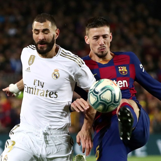 Clement Lenglet mengawal pergerakan Karim Benzema di El Clasico. Foto: Reuters/Sergio Perez