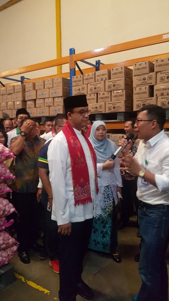Gubernur DKI Jakarta Anies Baswedan tinjau kesediaan pangan jelang Natal di Food Station Tjipinang Jaya Foto: Efira Tamara Thenu/kumparan